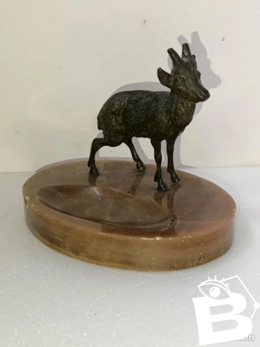 cendrier en marbre avec statuette de chevreuil en bronze typique Pierre jules Mene en etat correct