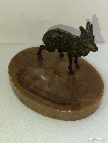cendrier en marbre avec statuette de chevreuil en bronze typique Pierre jules Mene en etat correct