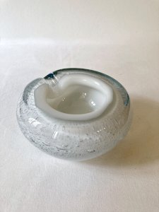 Ashtray made of a mix of bubbled glass and opaque glass, Murano style.