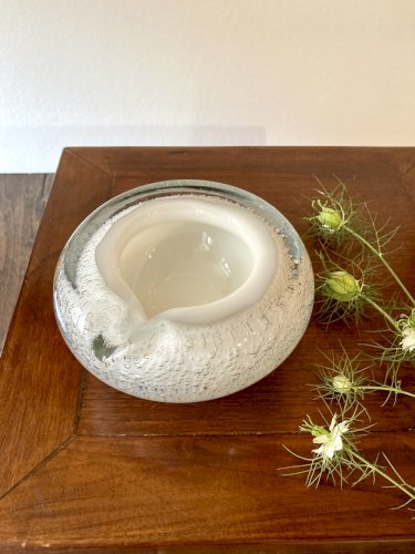 Cendrier en mélange de verre bullé et verre opaque, style Murano