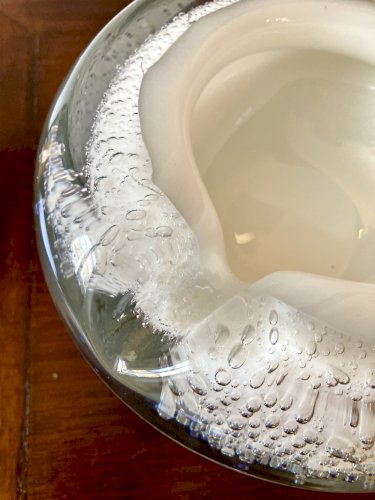 Cendrier en mélange de verre bullé et verre opaque, style Murano