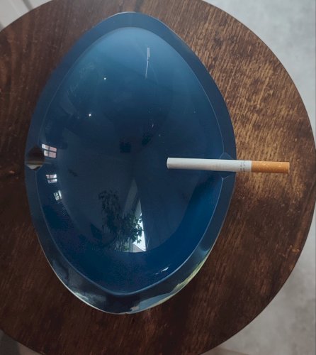 Cendrier ou vide-poche en verre d’art signé – bleu vintage design