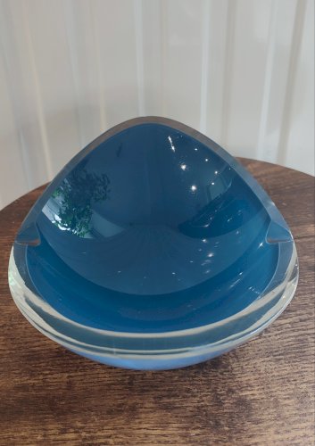 Cendrier ou vide-poche en verre d’art signé – bleu vintage design