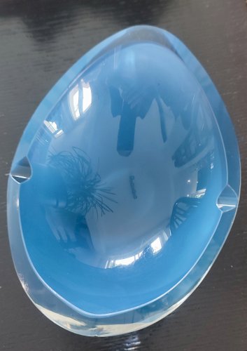 Cendrier ou vide-poche en verre d’art signé – bleu vintage design