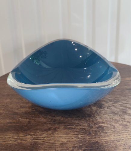 Cendrier ou vide-poche en verre d’art signé – bleu vintage design