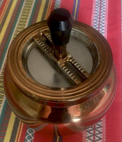 cendrier poussoir tripode en cuivre design 1950's
