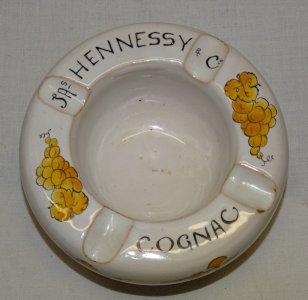 - CENDRIER PUBLICITAIRE COGNAC JAs HENNESSY CERAMIQUE ALFRED RENOLEAU AR.A    D