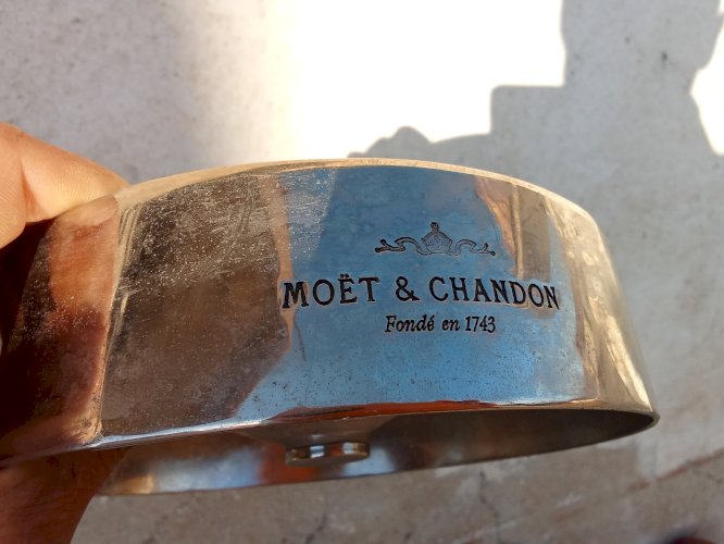 Cendrier publicitaire Moët & Chandon — emblème du raffinement à la française