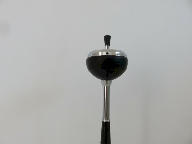 CENDRIER SUR PIED EN METAL CHROME, METAL LAQUE ET BAKELITE ANNEES 50 60 VINTAGE