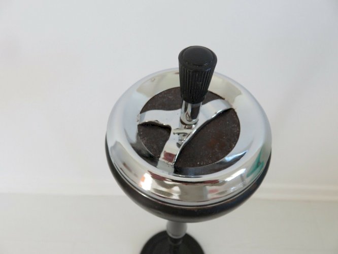 CENDRIER SUR PIED EN METAL CHROME, METAL LAQUE ET BAKELITE ANNEES 50 60 VINTAGE