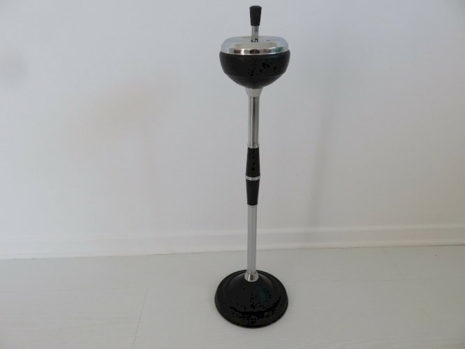 CENDRIER SUR PIED EN METAL CHROME, METAL LAQUE ET BAKELITE ANNEES 50 60 VINTAGE