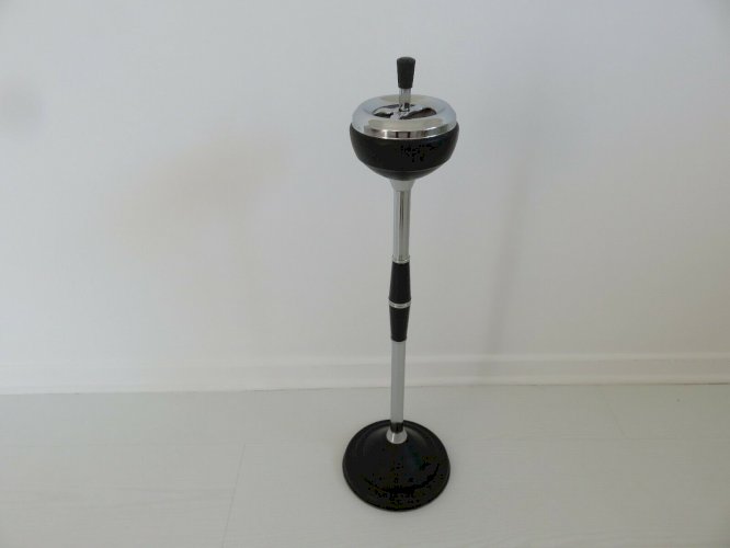 CENDRIER SUR PIED EN METAL CHROME, METAL LAQUE ET BAKELITE ANNEES 50 60 VINTAGE