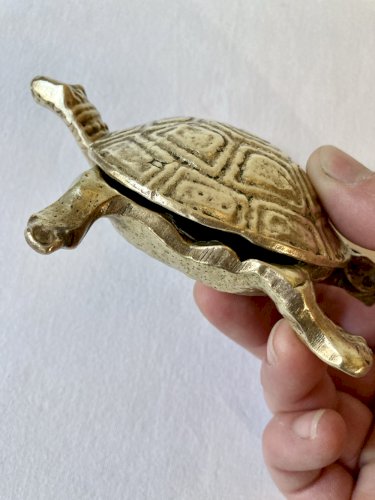 Cendrier tortue en laiton, années 1970