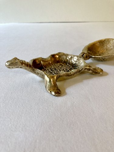 Cendrier tortue en laiton, années 1970