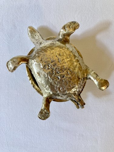 Cendrier tortue en laiton, années 1970