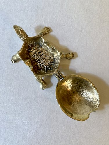 Cendrier tortue en laiton, années 1970
