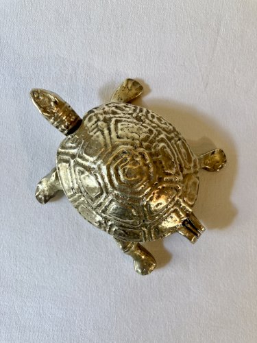 Cendrier tortue en laiton, années 1970