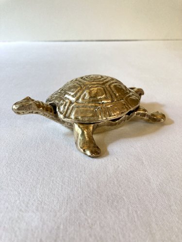 Cendrier tortue en laiton, années 1970