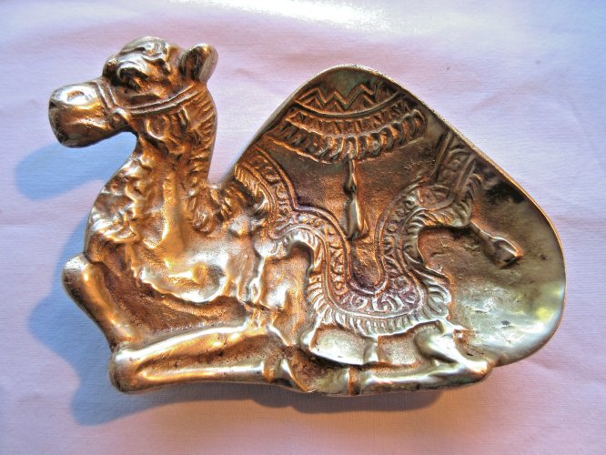 Cendrier, vide-poche, Sculpture bronze: Le Dromadaire prêt pour le départ