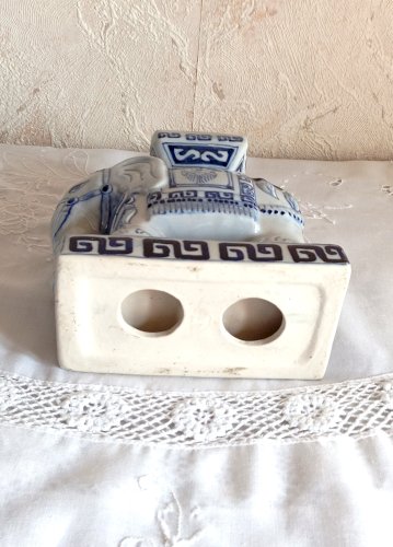 Cendrier vintage céramique bleu et blanc – Forme éléphant – Décoration années 1970 – Pièce unique
