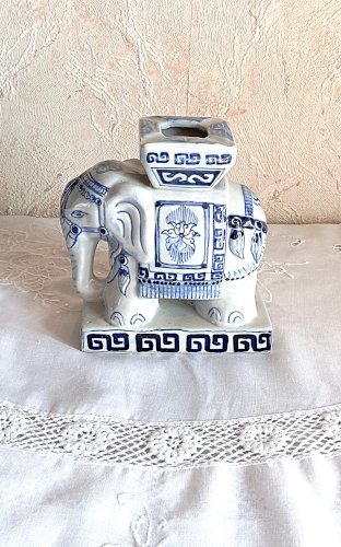 Cendrier vintage céramique bleu et blanc – Forme éléphant – Décoration années 1970 – Pièce unique