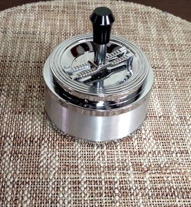 Cendrier vintage en métal chromé – modèle à poussoir manuel – 70