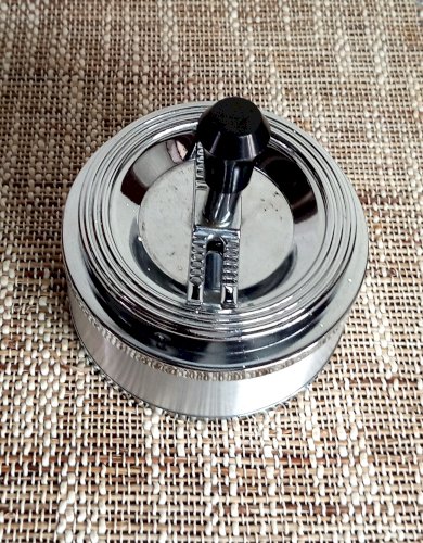 Cendrier vintage en métal chromé – modèle à poussoir manuel – 70