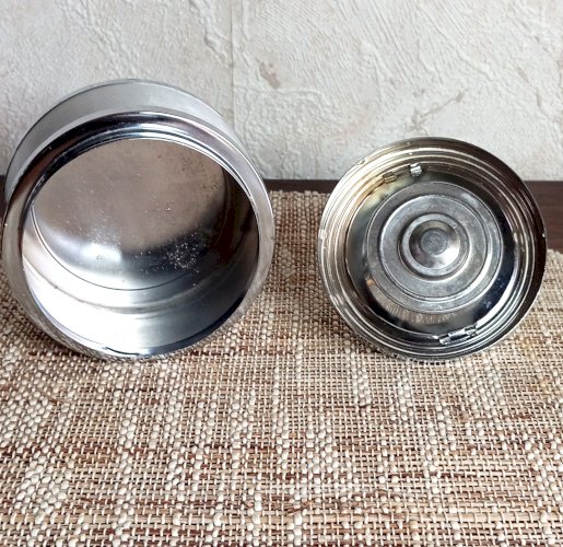 Cendrier vintage en métal chromé – modèle à poussoir manuel – 70