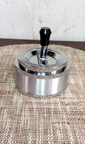 Cendrier vintage en métal chromé – modèle à poussoir manuel – 70