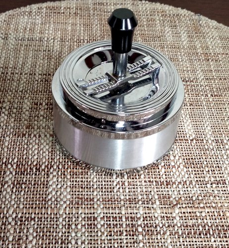 Cendrier vintage en métal chromé – modèle à poussoir manuel – 70