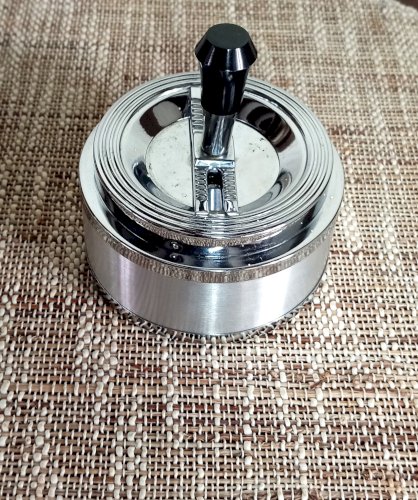 Cendrier vintage en métal chromé – modèle à poussoir manuel – 70