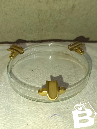 cendrier vintage en verre avec support laiton en bon etat