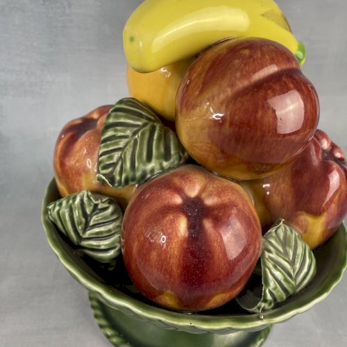 Centre de table corbeille coupe de fruits pomme banane trompe l'oeil barbotine