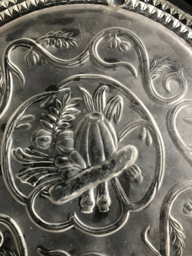 Centre de table Dessous de plat pâte de verre décor floral et arabesques .