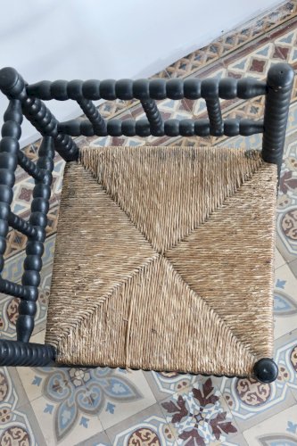 Chaise d’angle ancienne en bois tourné noir et assise en paille