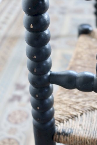 Chaise d’angle ancienne en bois tourné noir et assise en paille