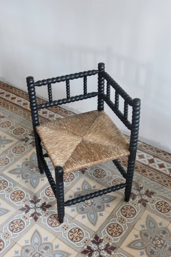 Chaise d’angle ancienne en bois tourné noir et assise en paille