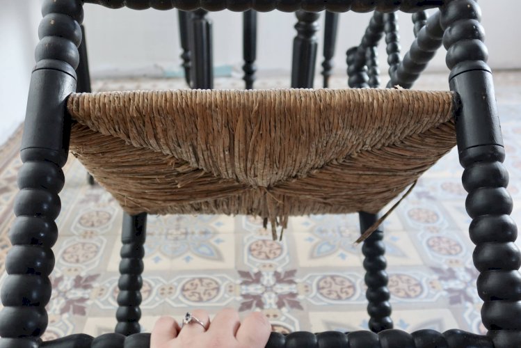 Chaise d’angle ancienne en bois tourné noir et assise en paille