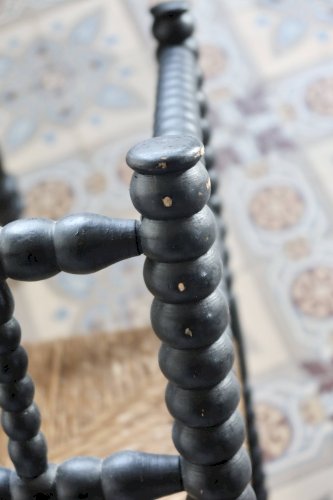 Chaise d’angle ancienne en bois tourné noir et assise en paille