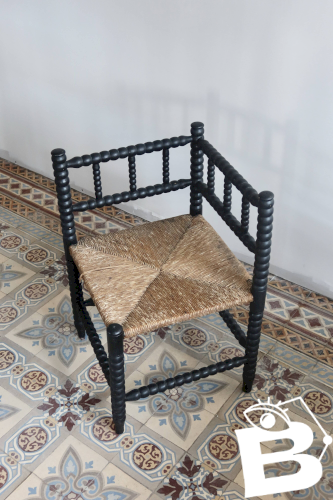Chaise d’angle ancienne en bois tourné noir et assise en paille
