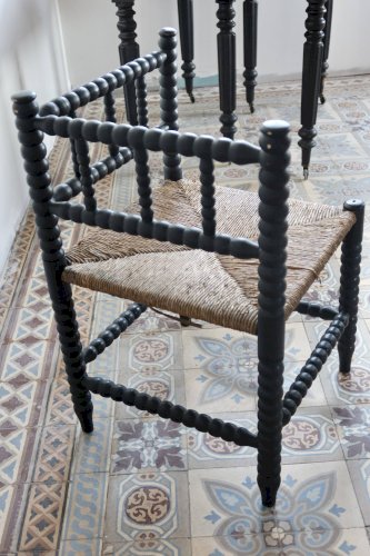 Chaise d’angle ancienne en bois tourné noir et assise en paille