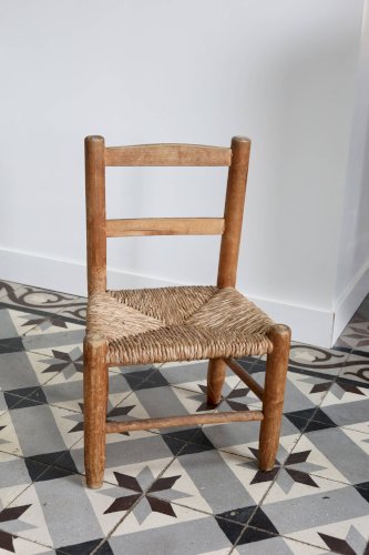 Chaise denfant ancienne en bois et assise paillé