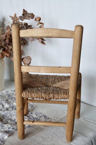 Chaise denfant vintage en bois paillée