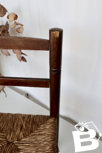 Chaise enfant vintage en bois foncé et assise en paille tressée
