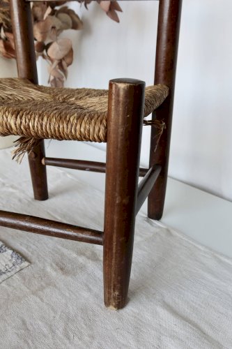 Chaise enfant vintage en bois foncé et assise en paille tressée