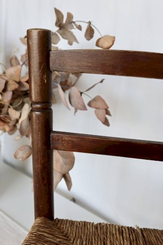 Chaise enfant vintage en bois foncé et assise en paille tressée