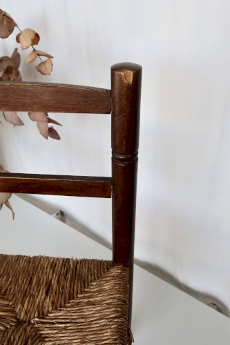 Chaise enfant vintage en bois foncé et assise en paille tressée