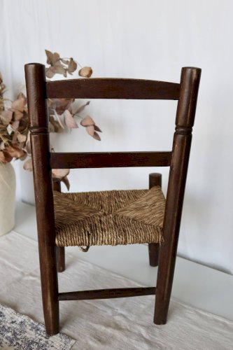 Chaise enfant vintage en bois foncé et assise en paille tressée