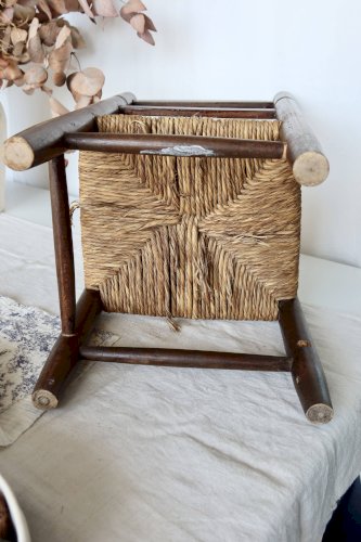 Chaise enfant vintage en bois foncé et assise en paille tressée