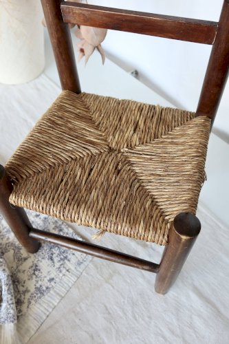 Chaise enfant vintage en bois foncé et assise en paille tressée